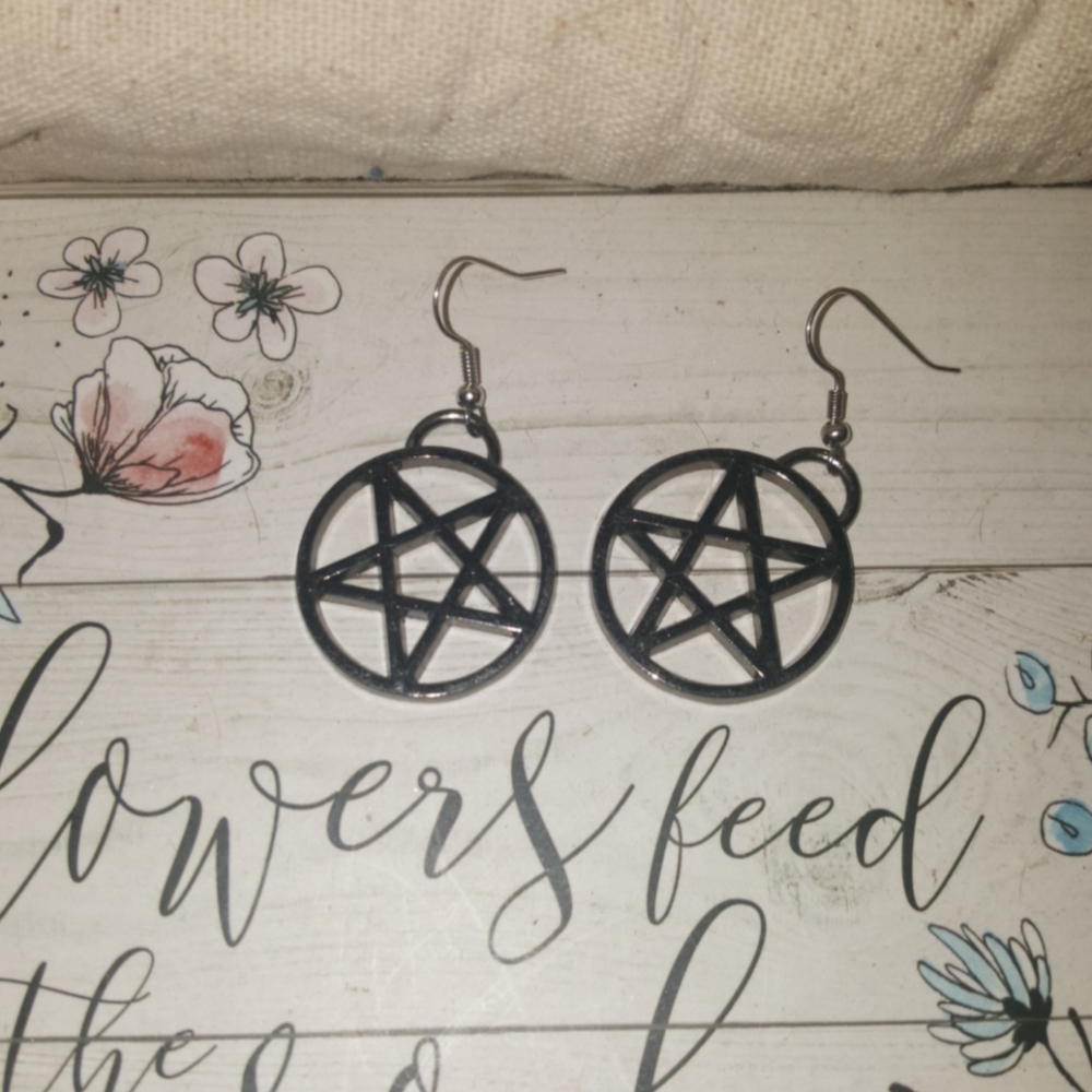 Gunmetal Star in Circle Silver Hooks 1"